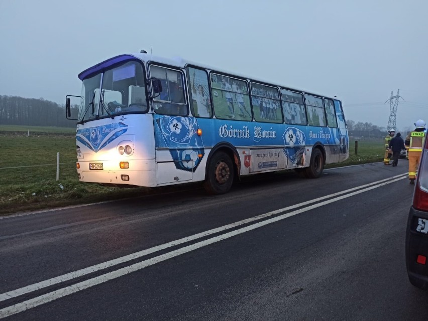 Dostawczak zderzył się z autobusem. Jedna osoba trafiła do szpitala