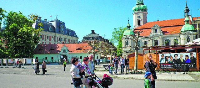 Zamek, Brama Wybrańców, ratusz, kościół ewangelicki i rynek tworzą jedną całość,  dzieła dopełniają kamieniczki i ulice