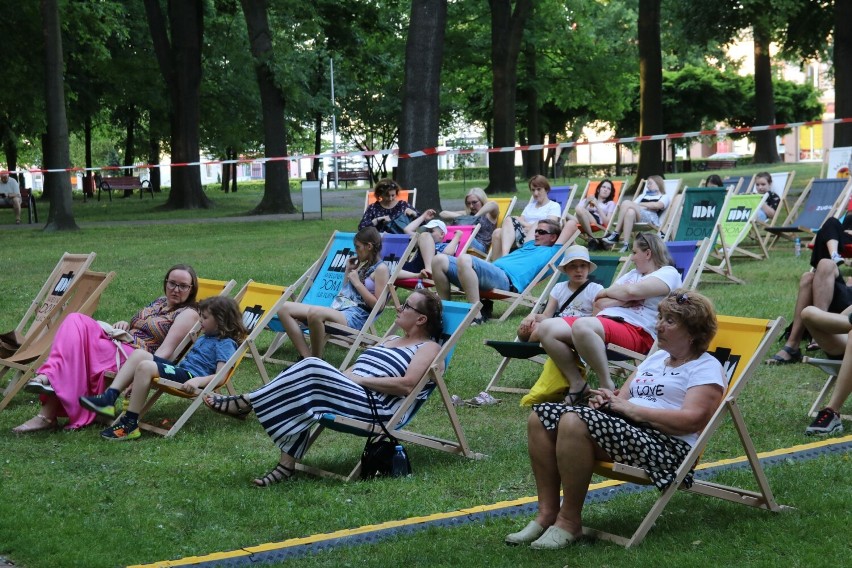 Teatr na leżakach w parku Żwirki i Wigury w Wieluniu. Widzowie obejrzeli spektakl "Klapsy" ZDJĘCIA