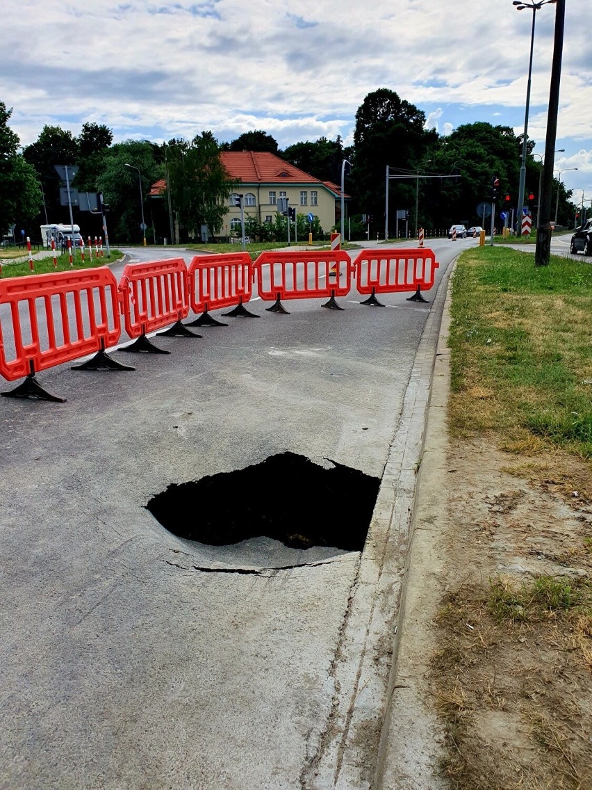 Gniezno. Na ul. Poznańskiej zapadła się jezdnia [FOTO]