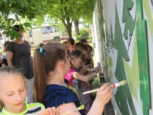 Wakcję malowania murku prz SP w Lisewie chętnie zaangażowali się uczniowie.