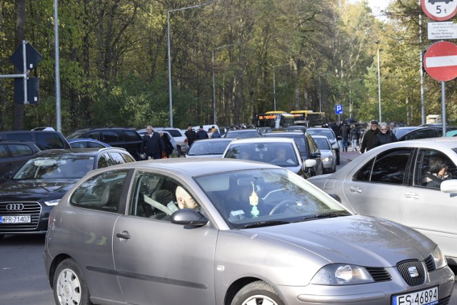 W dniu Wszystkich Świętych podstawowym środkiem lokomocji wciąż jest samochód, stąd korki tworzące się przy cmentarzach. Pomimo dostosowania organizacji ruchu do warunków tego dnia i intensywnej pracy policjantów i strażników miejskich kierowcy mieli utrudnione zadanie.