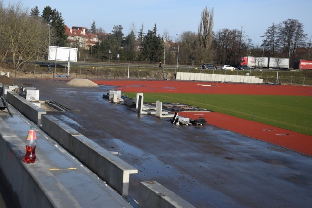 Stadion pierwotnie miał być zrobiony do 18 marca, ale zostanie oddany około trzy miesiące później.