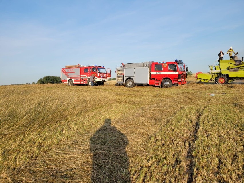 Pożar kombajnu [19.07.2022] na polu uprawnym w Nowym Bukowcu w gminie Stara Kiszewa [ZDJĘCIA]