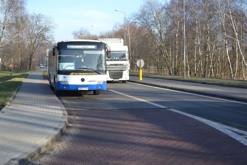 Autobusy blokują wjazd do galerii w Wodzisławiu Śl.
