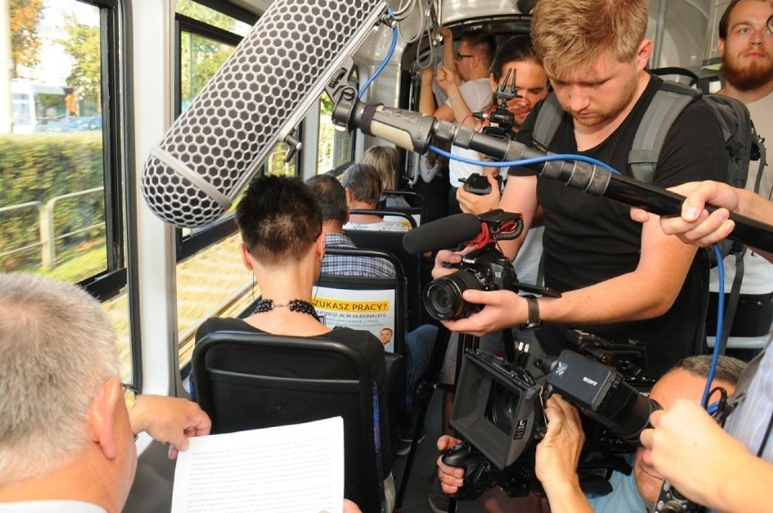 Kraków. Happening w tramwaju linii 22 - czytali na głos, po niemiecku [ZDJĘCIA, WIDEO]