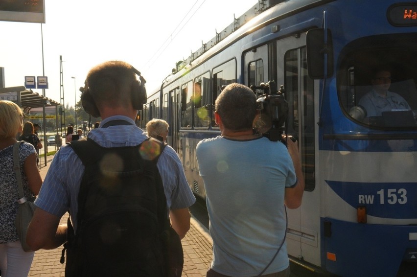 Kraków. Happening w tramwaju linii 22 - czytali na głos, po niemiecku [ZDJĘCIA, WIDEO]