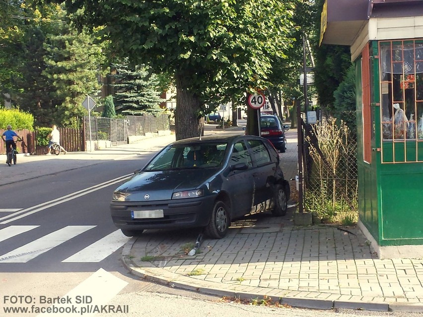 Wypadek w Kozach koło kościoła. Dacia staranowała fiata [ZDJĘCIA]