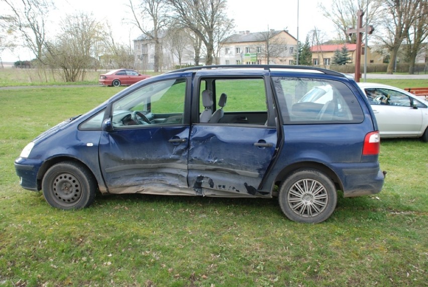 Cztery osoby ranne w wypadku w Wyczechach. Zderzyły się dwie osobówki