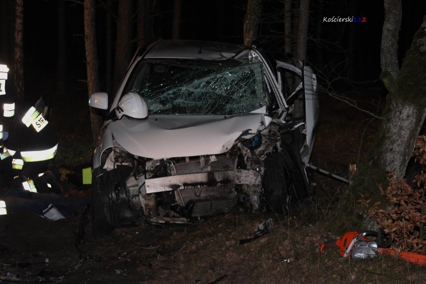 Śmiertelny wypadek między Olpuchem a Wdzydzami Tucholskimi. Na prostej drodze zderzyły się 2 auta. 2 osoby nie żyją!