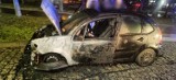 Spalił się samochód w Lesznie. Ogień pojawił się pod maską w czasie jazdy