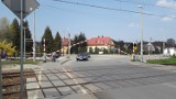 76-latek utknął samochodem na przejeździe kolejowym w Sterkowcu i wyłamał rogatki