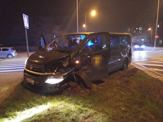 Do kraksy doszło w czwartek, 31 października, wieczorem na rondzie Niepodległości w Gorzowie.

Bus, którym jechali ochroniarze zderzył się z renault. Oba pojazdy wypadły z drogi. W busie oderwało się przednie koło. Auto ma też mocno rozbity bok. Z kolei renault ma zniszczony przód. 

Najprawdopodobniej nikomu nic się nie stało.

Zobacz też:  Szaleńcza ucieczka kierowcy bez uprawnień
