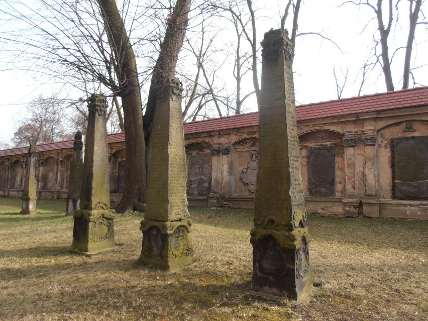 Leszczyńskie lapidarium przy Kościele Świętego Krzyża