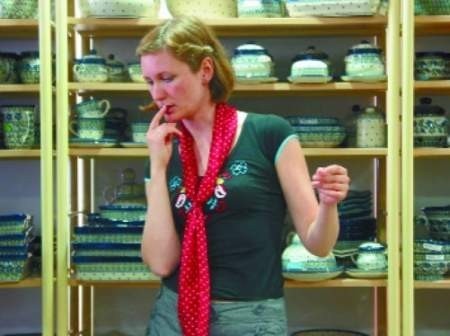 Reżyser Anna Wieczur-Bluszcz ogląda scenę filmu podczas realizacji zdjęć w sklepie z ceramiką.   FOT. BERNARD &amp;pound;&amp;Ecirc;TOWSKI
