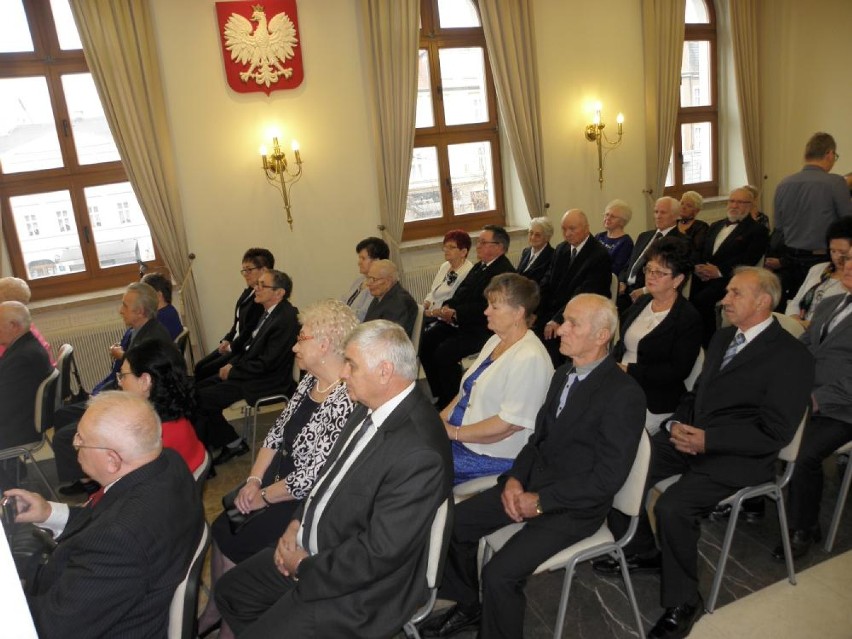 Medale dla małżonków - jubilatów w Ostrowie [FOTO]