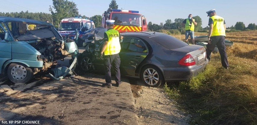 Groźny wypadek w gminie Czersk. W niedzielę, 16.08.2020 r. bus wiozący kajaki zderzył się z samochodem osobowym. 6 osób rannych