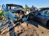 Groźny wypadek w gminie Czersk. W niedzielę, 16.08.2020 r. bus wiozący kajaki zderzył się z samochodem osobowym. 6 osób rannych