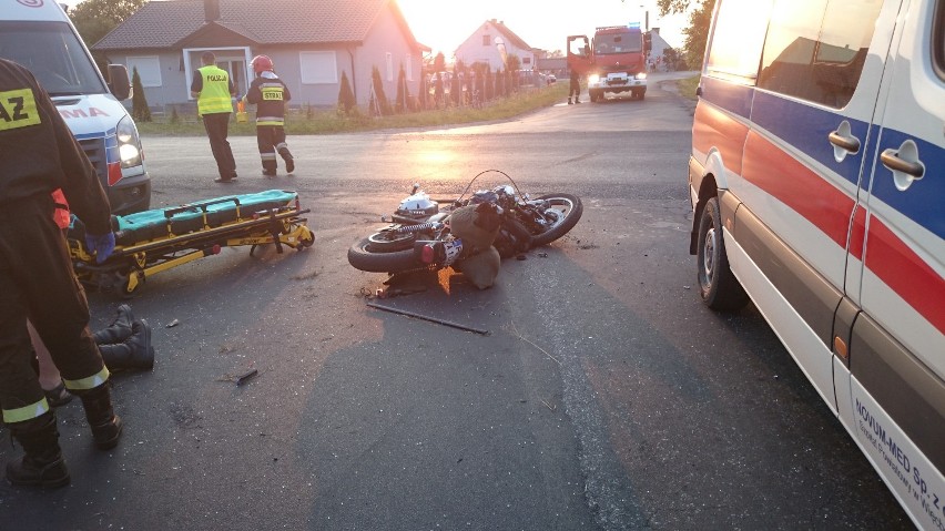 Wypadek w Trzcianach. Motocyklista oraz kobieta w ciąży poważnie ranni