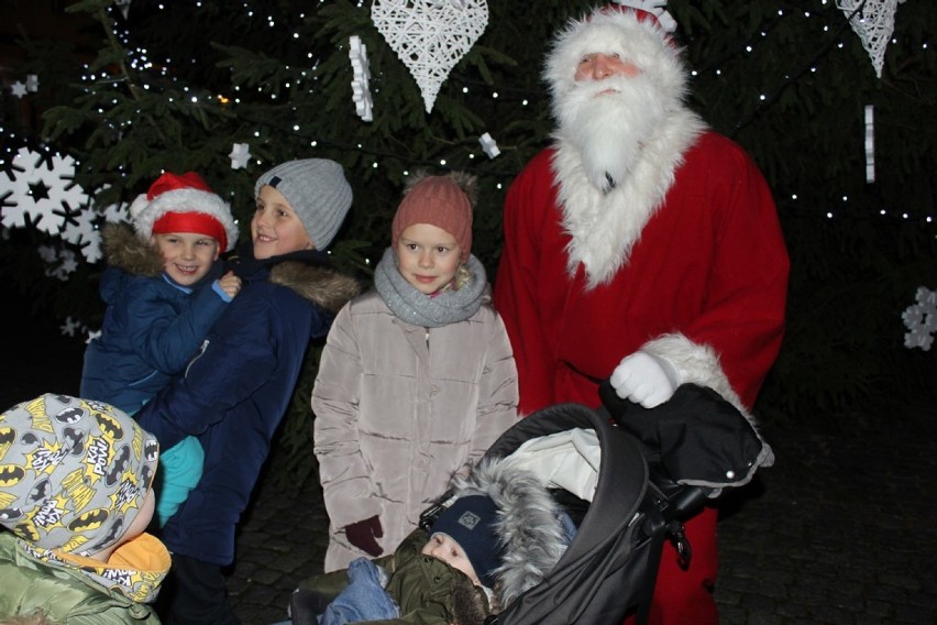 Na zbąszyńskim Rynku zapalono lampki na choince