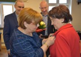 Blisko 50 lat dba o zdrowie mieszkańców. Alicja Sośniak z odznaką "Zasłużony dla Powiatu Zgorzeleckiego"