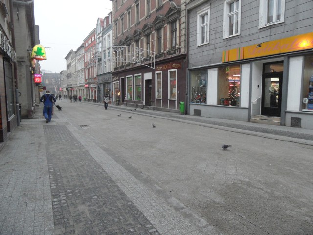 Spór urzedników z wykonawcą remontu dotyczy kostki koloru czarnego na chodnikach ulicy Krakowskiej w Tarnowskich Górach