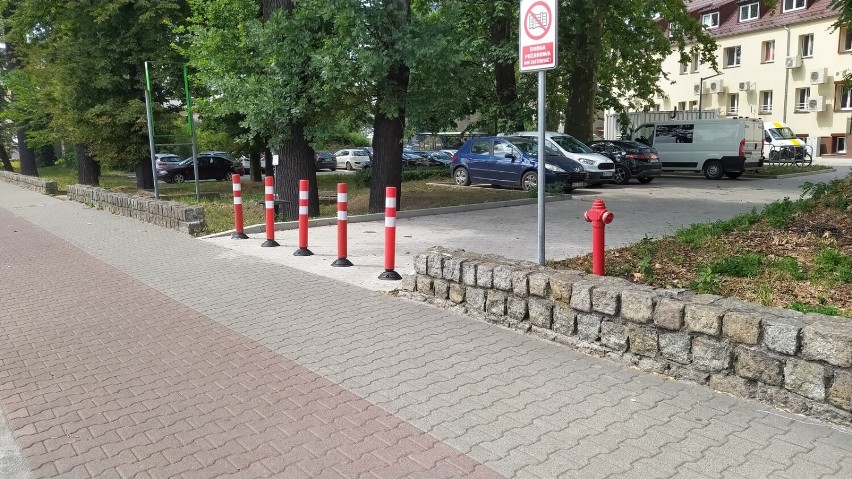 Zielony park przy ulicy Dworcowej w Lesznie przechodzi metamorfozę. W miejscu kilku wyciętych drzew powstał parking ZDJĘCIA