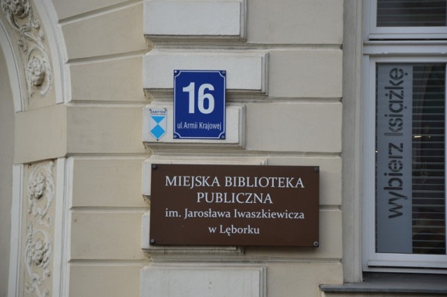 Za kilka lat Miejska Biblioteka Publiczna im. Jarosława Iwaszkiewicza w Lęborku wyprowadzi się z zabytkowego budynku przy ul. Armii Krajowej 16 do przebudowywanej na jej potrzeby byłej siedziby banku PKO BP u zbiegu Alei Wolności z ulicą Staromiejską.