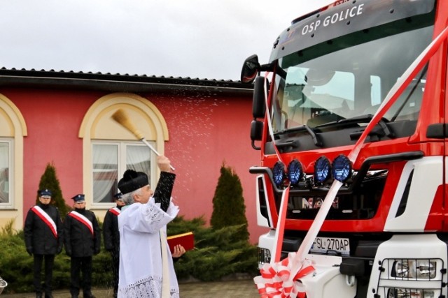 Nowoczesny samochód ratowniczo - gaśniczy za prawie 770 tys. zł dostali strażacy ochotnicy z Golic. Zastąpi on wysłużony już ponad 30 letni samochód gaśniczy.