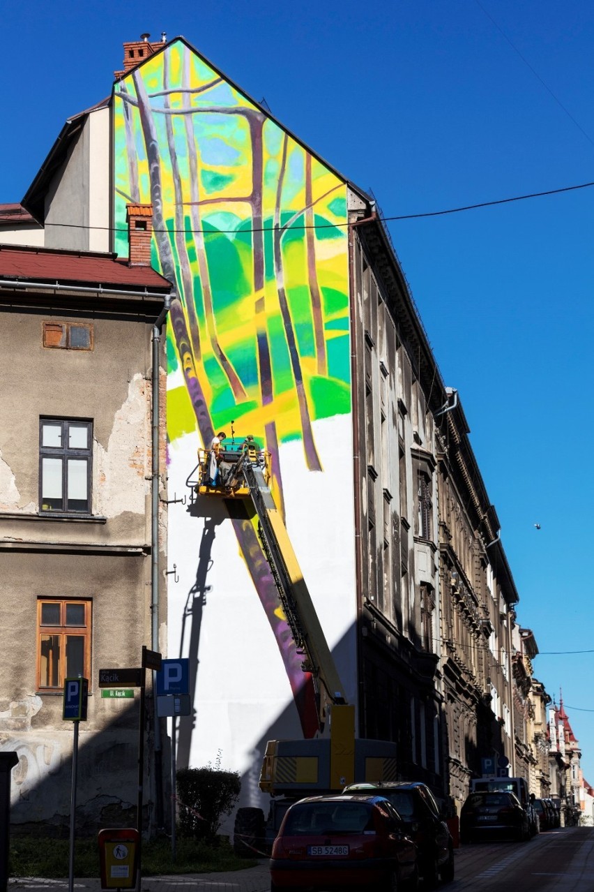 Ekologiczny mural powstaje na ścianie przy ul. Mickiewicza 9...