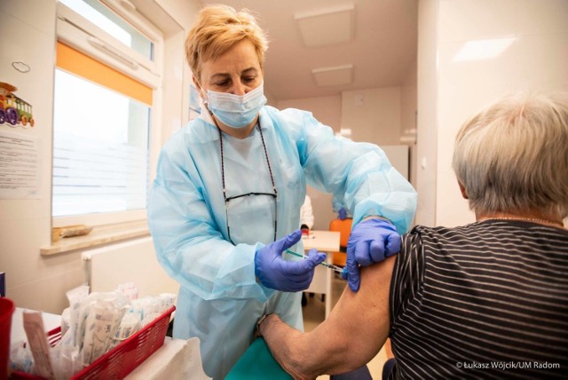 W Radomskim Szpitalu Specjalistycznym rozpoczęły się szczepienia seniorów.