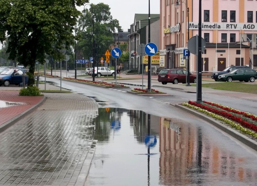 Ogromne kałuże na terenie wokół dworca PKP na ul. Reymonta w Radomsku