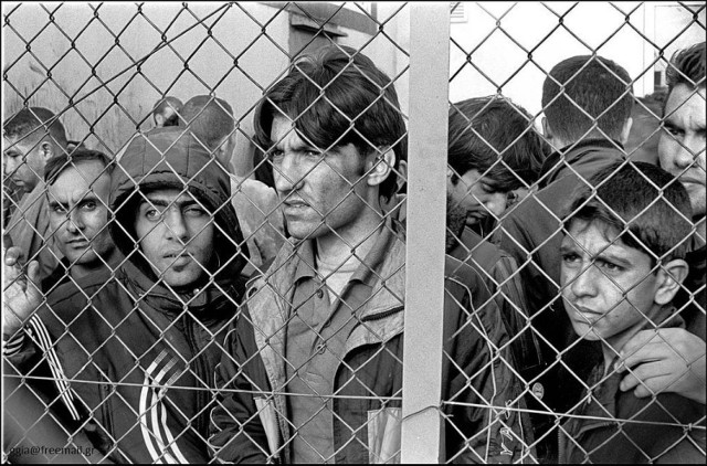 &quot;Uchodźcy, osoby ubiegające się o azyl i imigranci w Grecji są narażeni na szereg naruszeń praw człowieka&quot;. Na zdjęciu imigranci w &quot;centrum zatrzymań&quot;. Evros, Grecja.