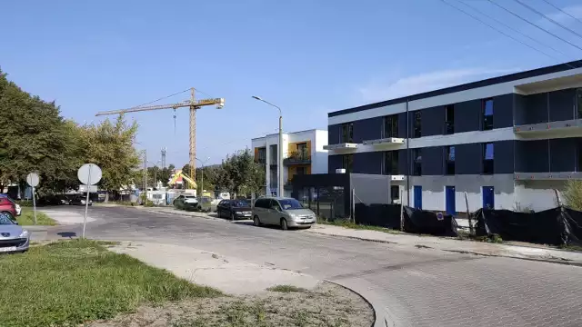 Przy ulicy Rzeszowskiej w Będzinie powstały i nadal powstają nowe apartamentowce, a jak podkreślają mieszkańcy w pobliżu jest szkoła podstawowa. Będzinianie martwią się o zbyt duży ruch samochodów na wąskiej drodze prowadzącej do tej placówki edukacyjnej 

Zobacz kolejne zdjęcia/plansze. Przesuwaj zdjęcia w prawo naciśnij strzałkę lub przycisk NASTĘPNE