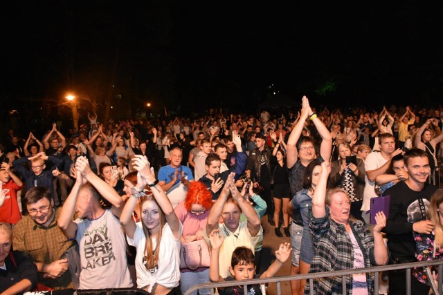 Muzycy z zespołu Poparzeni Kawą Trzy, porwali licznie zgromadzoną publiczność w Parku Rodzinnym w Chełmku, dając niezwykle energetyczne przedstawienie.
