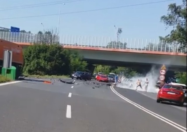 Wypadek w Gliwicach: Zderzyły się ciężarówka z dwoma samochodami osobowymi