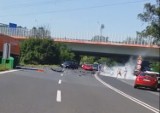 Wypadek w Gliwicach: Ciężarówka uderzyła w dwie osobówki, wybuchł pożar [ZDJĘCIA]