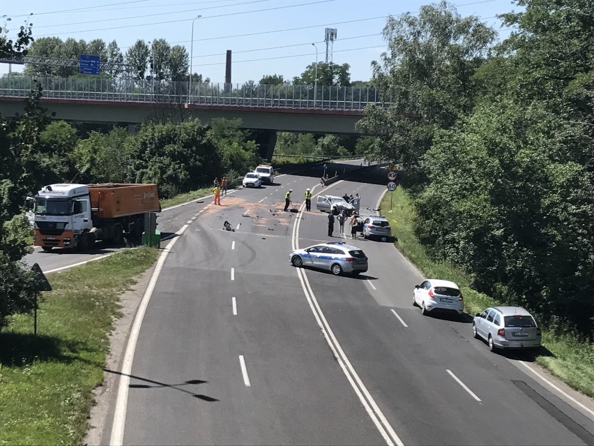 Wypadek w Gliwicach: Zderzyły się ciężarówka z dwoma...