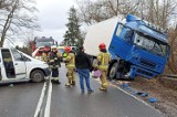 Gmina Siemiatycze. Groźny wypadek na drodze krajowej nr 19 - ciężarówka zderzyła się z busem i wbiła się w barierki. Droga jest zablokowana