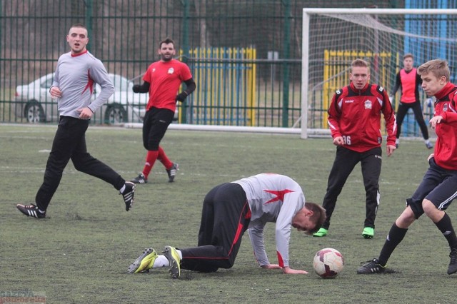 Spotkanie sparingowe rozegrano na sztucznej trawie przy Hali Mistrzów. Bramki: Przemysław Markiewicz (75, karny) - Krzysztof Siedlecki (31) 

  WYNIKI INNYCH SPARINGÓW  

