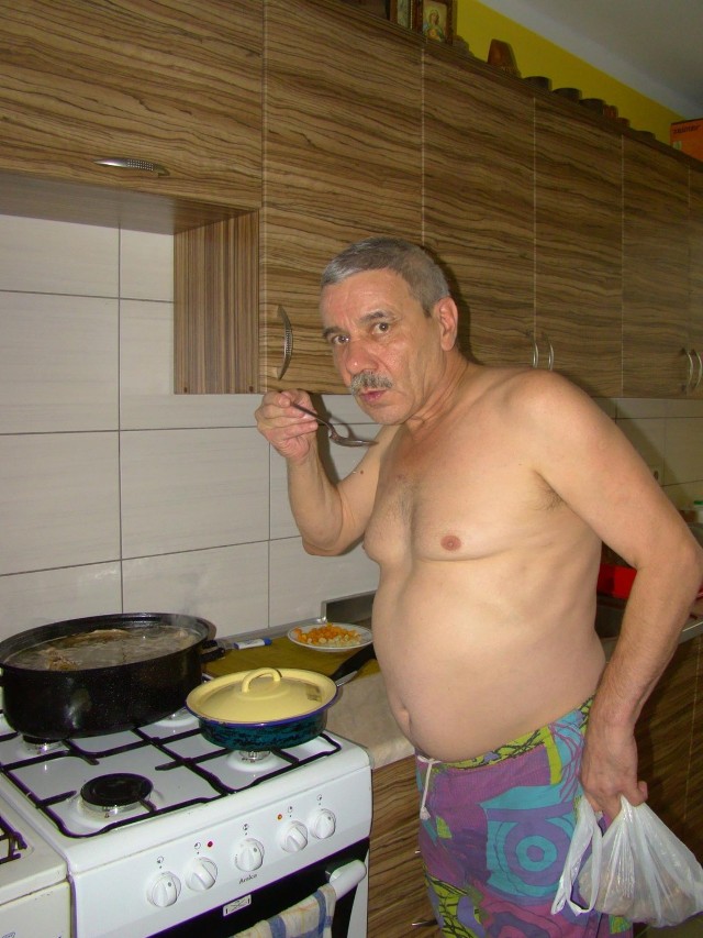 Janusz Dobosz we wspólnej kuchni w budynku socjalnym