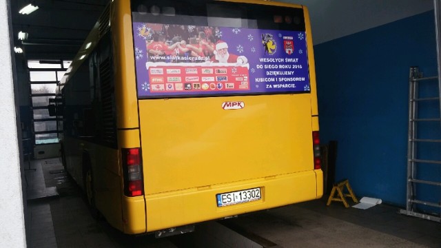 Żółty autobus ULKS MOSiR Sieradz