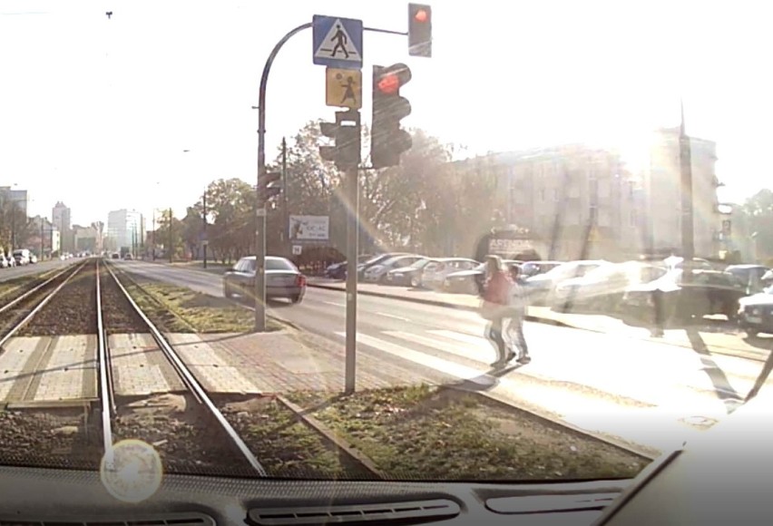 Kilka sekund to zbyt długo. Tego kierowcy czerwone nie dotyczy [wideo]