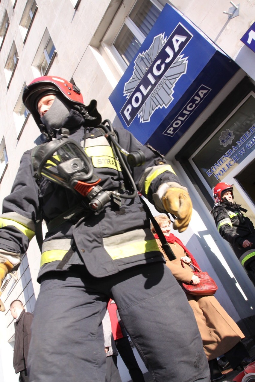 Gdynia. Flesz z przeszłości. 21.11.2008. Strażacy ratowali policjantów. Ewakuowali komendę miejską. Na szczęście to były tylko ćwiczenia