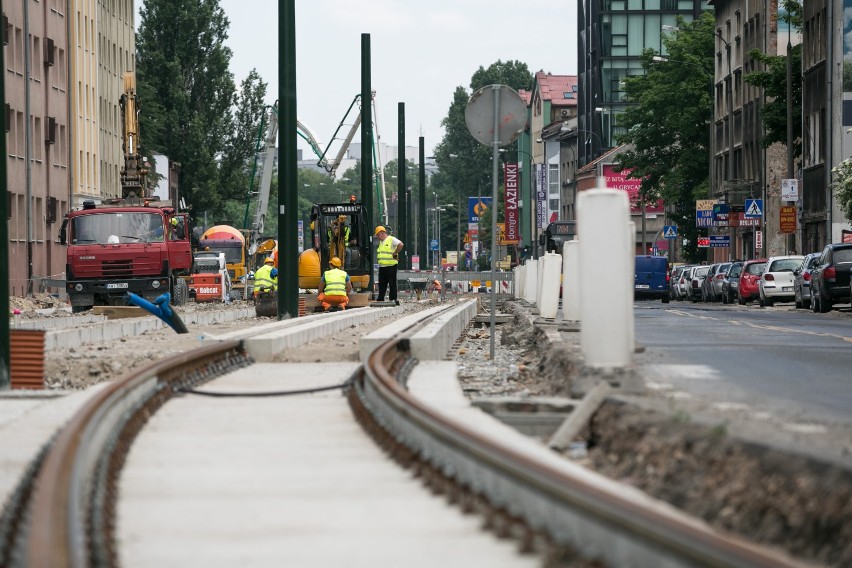 Na całej długości, czyli aż do placu Centralnego tory mają...