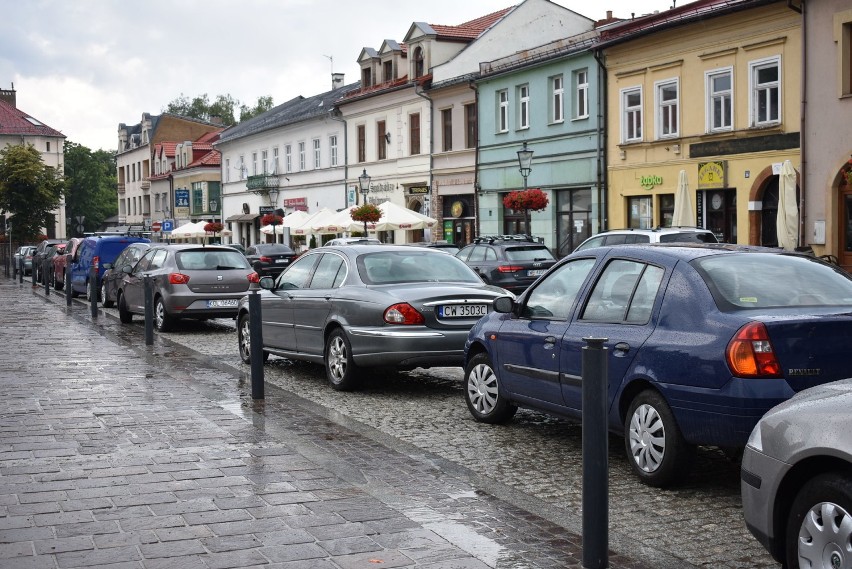 Do tej pory na Rynku w Olkuszu można było zostawić samochód nawet na cały dzień. Ciężko było jednak znaleźć wolne miejsce