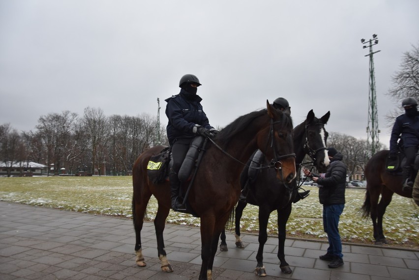Częstochowska policja konna na patrolu  pod Jasną Górą ZDJĘCIA