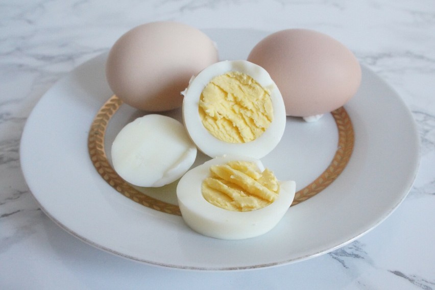 Do sałatki z brokułem dodawane jest jajko ugotowane na...