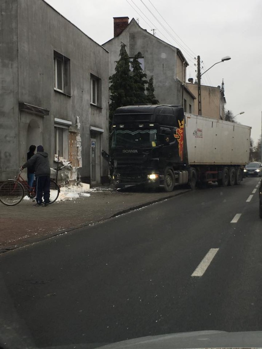 Samochód ciężarowy wjechał w budynek i go zniszczył 