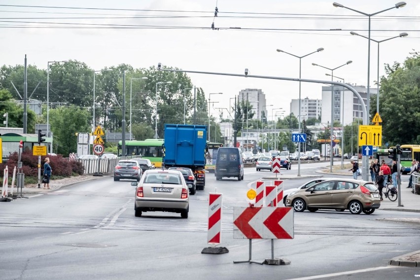 Policjanci z poznańskiej drogówki zalecają omijanie ronda...